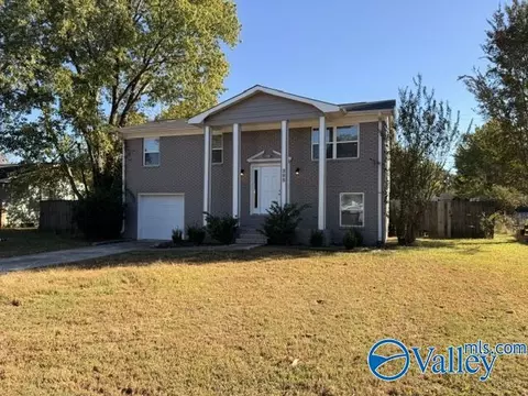 305 Larkwood Dr, Decatur, AL 35601