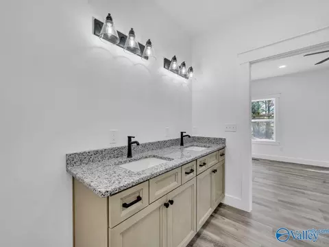 Bath - 191 Morgan Ln, Section, AL 35771 photo 4 of 5