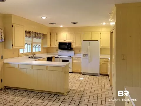 303 E Laurel St, Atmore, AL 36502 photo 2