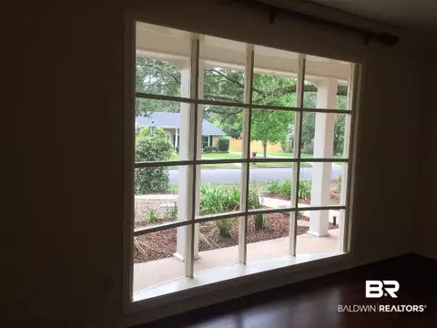926 E Regents Dr, Mobile, AL 36609 photo 2
