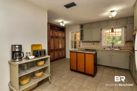 751 E Ashwood Dr, Mobile, AL 36693 photo 3