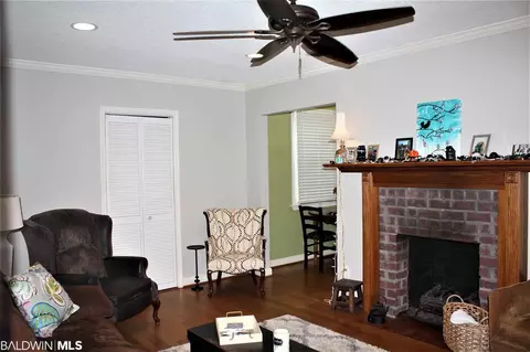 305 W Pineview Ln, Mobile, AL 36608 photo 2