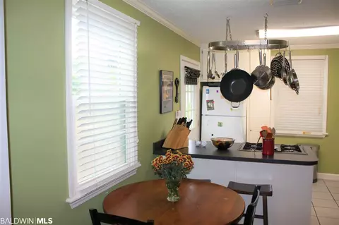 305 W Pineview Ln, Mobile, AL 36608 photo 4