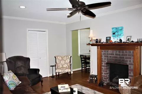 305 W Pineview Ln, Mobile, AL 36608 photo 2