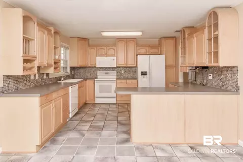 600 Markham Dr, Mobile, AL 36609 photo 3