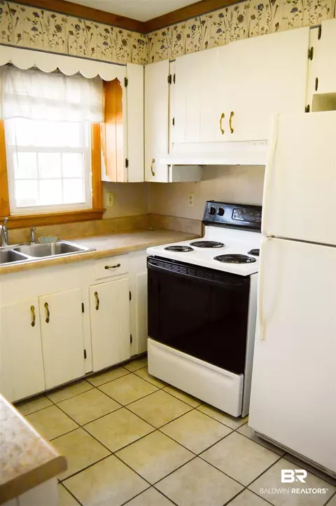 307 E Laurel St, Atmore, AL 36502 photo 8