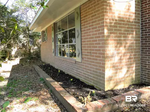 5327 Forest Park Dr, Mobile, AL 36618 photo 2