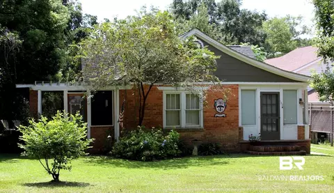 102 Gaston Ave, Fairhope, AL 36532