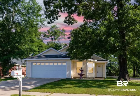 221 Jill Ln, Satsuma, AL 36572
