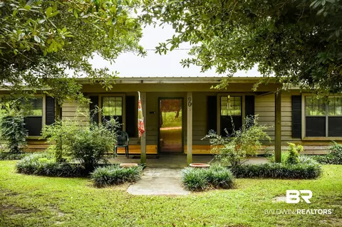 90 E Parker Ln, Atmore, AL 36502