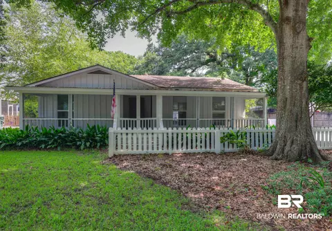 711 Magnolia Ave, Daphne, AL 36526