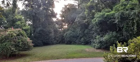 121 Confederate Dr, Spanish Fort, AL 36527