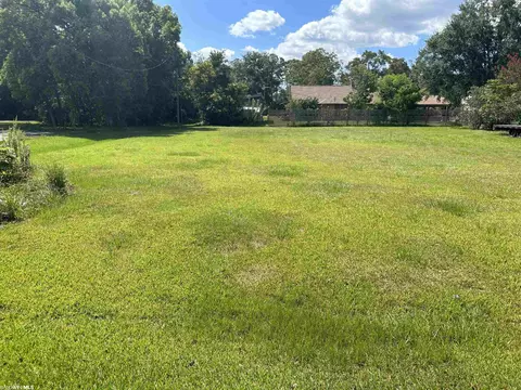 8 7th St, Silverhill, AL 36576
