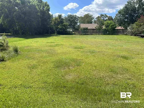 8 7th St, Silverhill, AL 36576