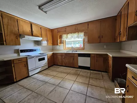 503 Sutherland Dr, Chickasaw, AL 36611 photo 2