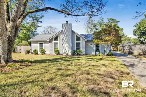 8713 Grove Cir, Fairhope, AL 36532