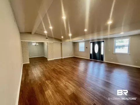 402 E Pine St, Atmore, AL 36502 photo 5