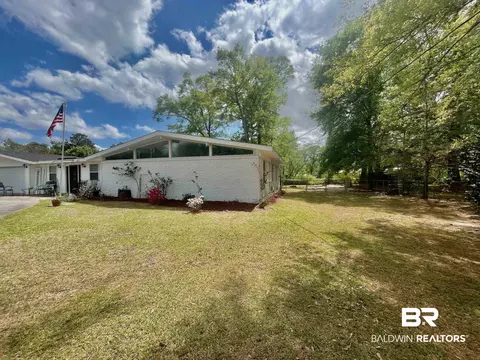 402 E Pine St, Atmore, AL 36502 photo 3