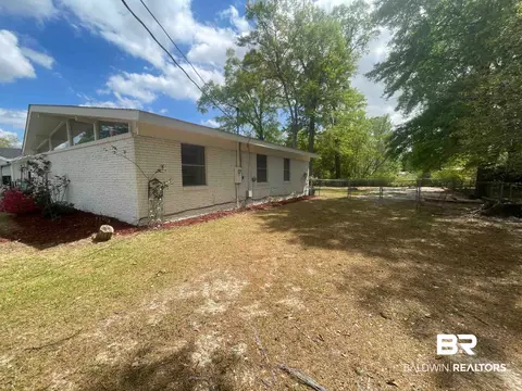 402 E Pine St, Atmore, AL 36502 photo 4
