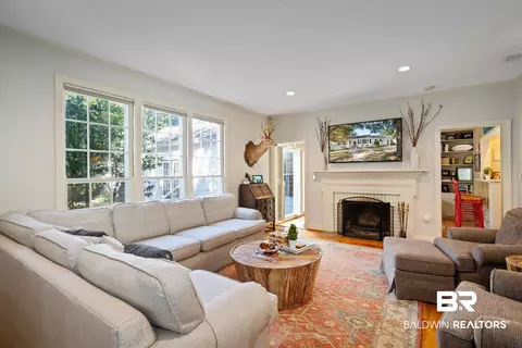 6 Elizabeth Pl, Mobile, AL 36606 photo 2