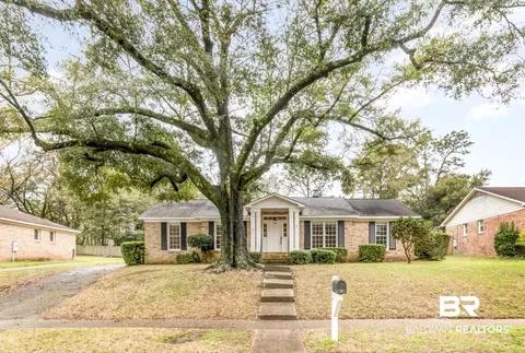 6213 N Burntwood Dr, Mobile, AL 36609