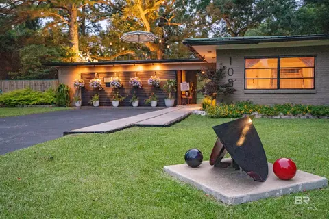 108 Hospital Dr, Fairhope, AL 36532