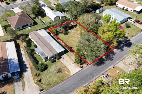 1680 Santa Cruz Dr, Lillian, AL 36549