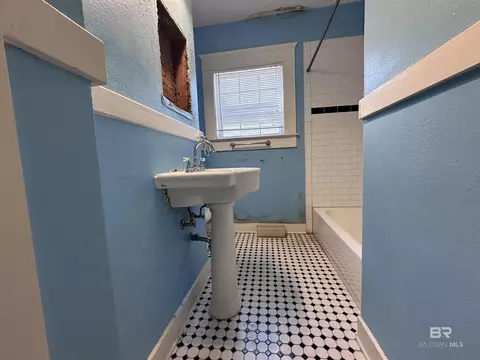 Bath - 110 Florence Pl, Mobile, AL 36607 photo 1 of 1