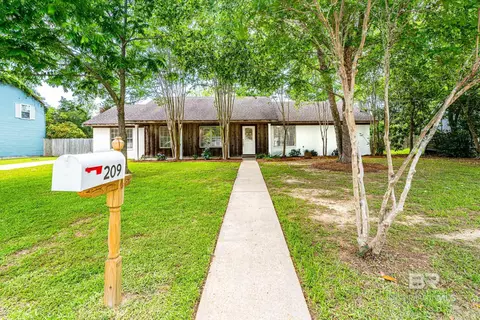 209 Lee St, Fairhope, AL 36532