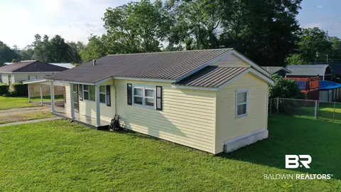 608 E Laurel St, Atmore, AL 36502 photo 3