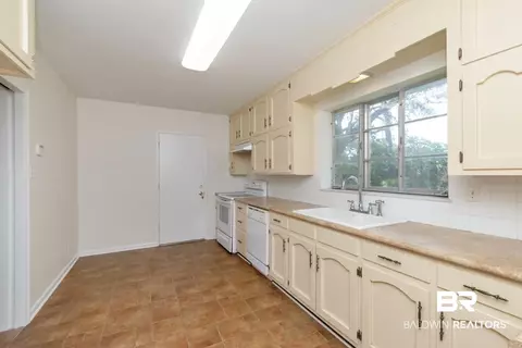 251 Irvine Rd, Mobile, AL 36606 photo 3