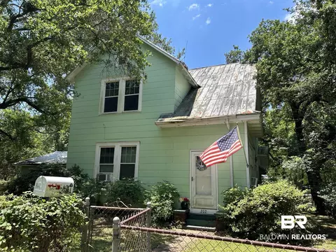 202 4th St, Chickasaw, AL 36611