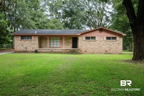 28 N Bayou Oaks Dr, Saraland, AL 36571