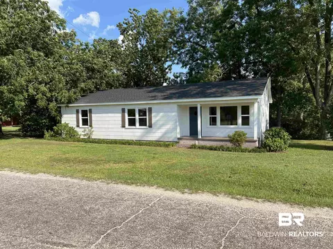 76 John St, Frisco City, AL 36445