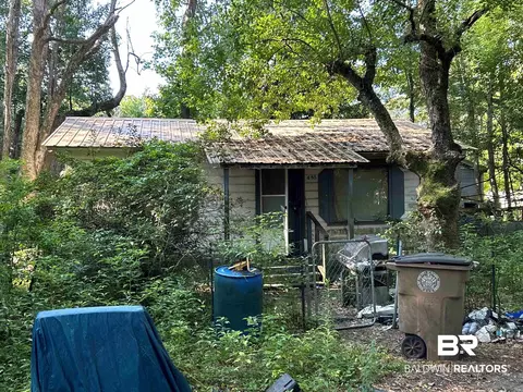 455 Pinehill Dr, Mobile, AL 36606