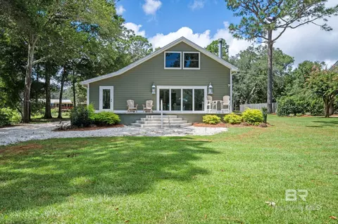 9527 Bayview Dr, Lillian, AL 36549