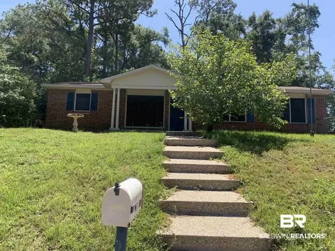 517 Woodlore Dr, Chickasaw, AL 36611 photo 2