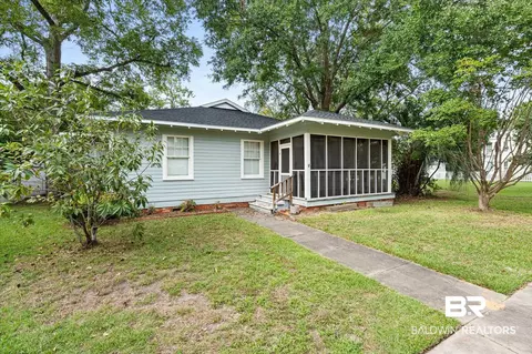 211 3rd St, Chickasaw, AL 36611