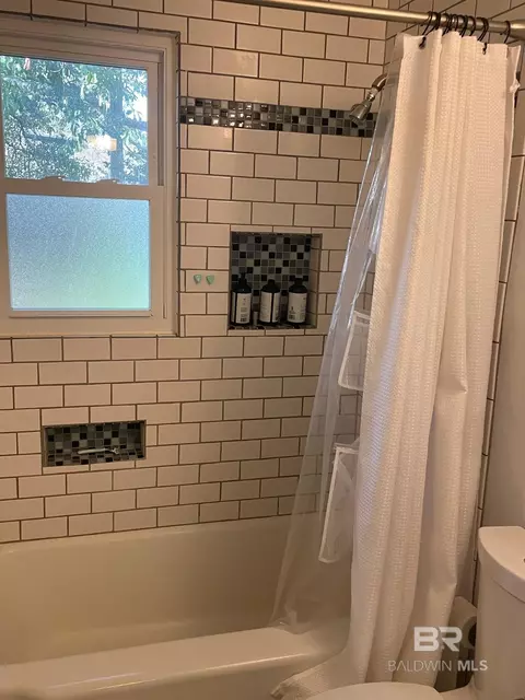 Bath - 20 Lancaster Rd, Mobile, AL 36608 photo 2 of 2