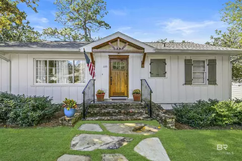 220 Pinecrest Ave, Fairhope, AL 36532