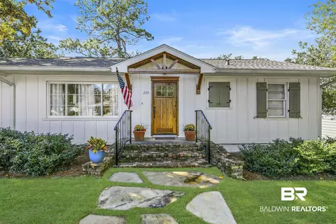 220 Pinecrest Ave, Fairhope, AL 36532
