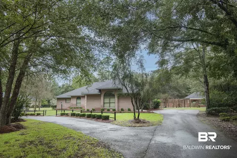 1712 Woodridge Dr, Atmore, AL 36502