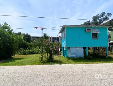 137 W 3rd Ave, Gulf Shores, AL 36542