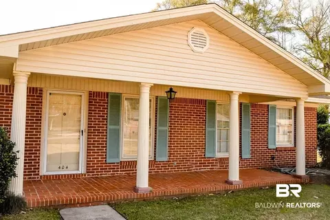 404 E Pine St, Atmore, AL 36502 photo 2