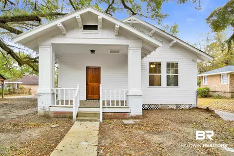 302 1st St, Chickasaw, AL 36611