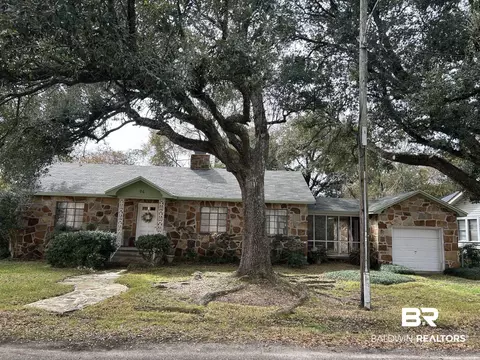 94 Diamond St, Chickasaw, AL 36611