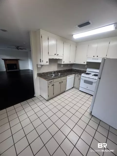 151 East Dr, Mobile, AL 36608 photo 3