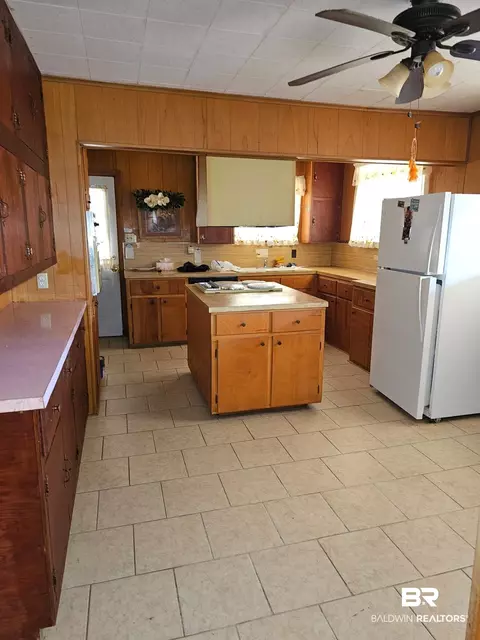 304 Sutherland Dr, Chickasaw, AL 36611 photo 4