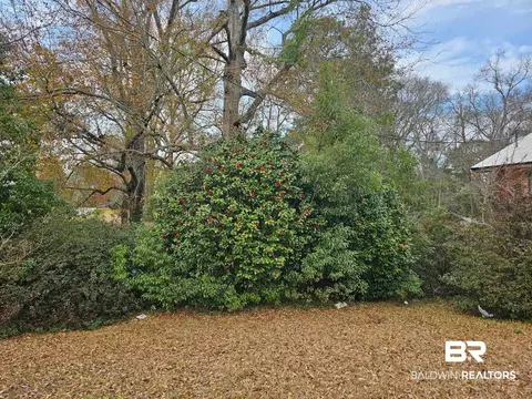 304 Sutherland Dr, Chickasaw, AL 36611 photo 3
