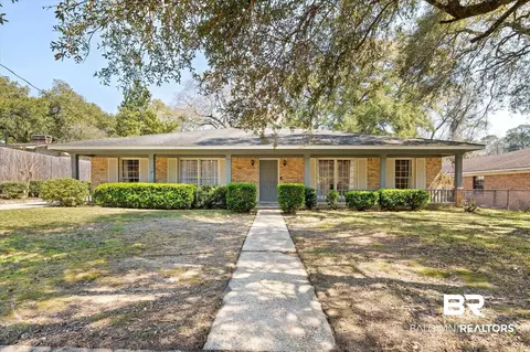 2703 E Woodcliff Dr, Mobile, AL 36693
